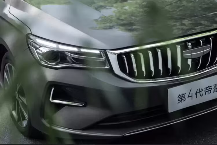 Nhìn vào phần hông xe, Geely Emgrand 2025 có những đường gân hông mượt mà, gọn gàng mà Geely họ đã gọi là đường gân sắc sảo chạy ngang trời, kéo dài từ chắn bùn trước tới đuôi xe, nối liền toàn bộ thân xe, tạo nên một tổng thể đầy đặn.