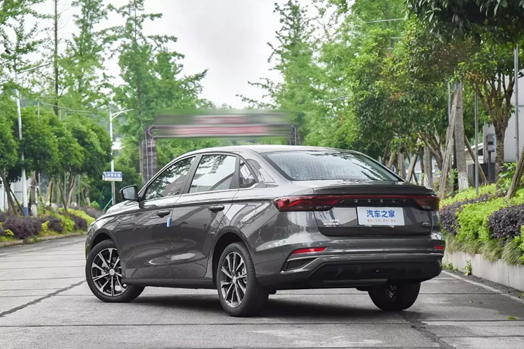 Chiều dài, chiều rộng và chiều cao của Geely Emgrand 2025 lần lượt là 4638/1820/1460mm và chiều dài cơ sở là 2650mm. Nó được định vị là một chiếc xe nhỏ gọn sau khi gia nhập thị trường, nên sẽ cạnh tranh với BYD Qin PLUS và các mẫu xe khác.