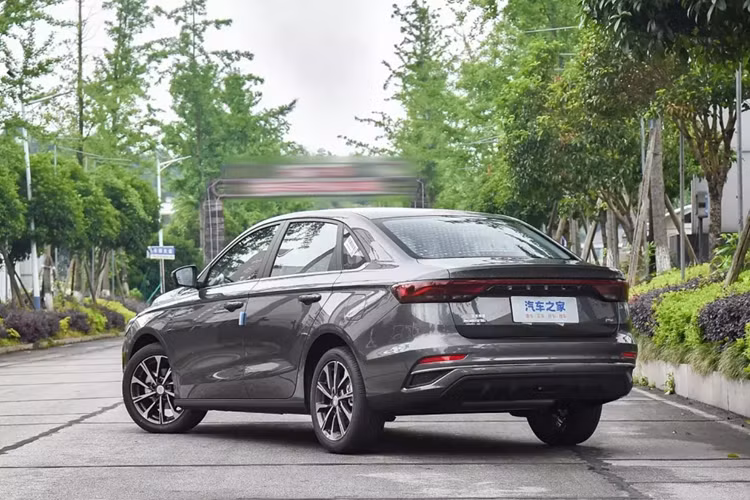 Chiều dài, chiều rộng và chiều cao của Geely Emgrand 2025 lần lượt là 4638/1820/1460mm và chiều dài cơ sở là 2650mm. Nó được định vị là một chiếc xe nhỏ gọn sau khi gia nhập thị trường, nên sẽ cạnh tranh với BYD Qin PLUS và các mẫu xe khác.