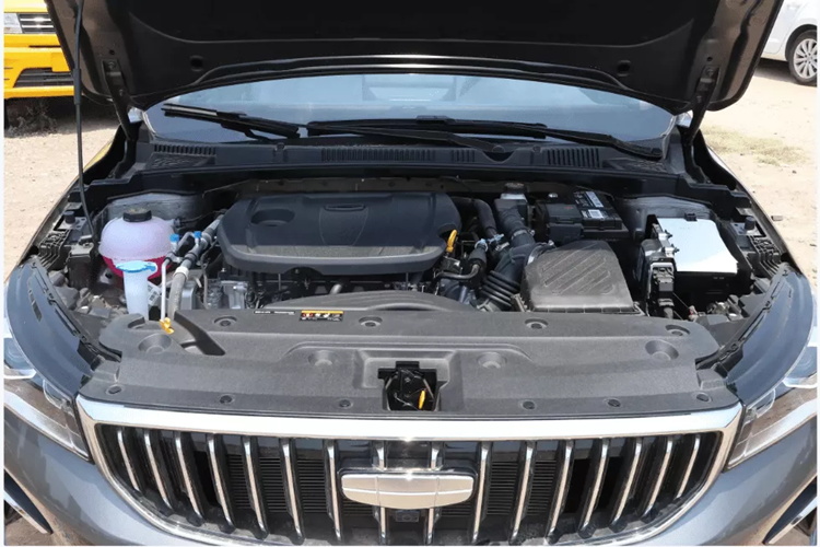 Cửa sổ trời có thể mở, mở cửa không cần chìa khóa, chỉnh điện/sưởi gương chiếu hậu và trợ lý an toàn thông minh từ xa qua điện thoại di động có thể nhận ra chức năng giám sát, điều khiển và thông tin chính về xe từ xa, chẳng hạn như khởi động và dừng động cơ, mở/khóa xe, bật và tắt điều hòa.