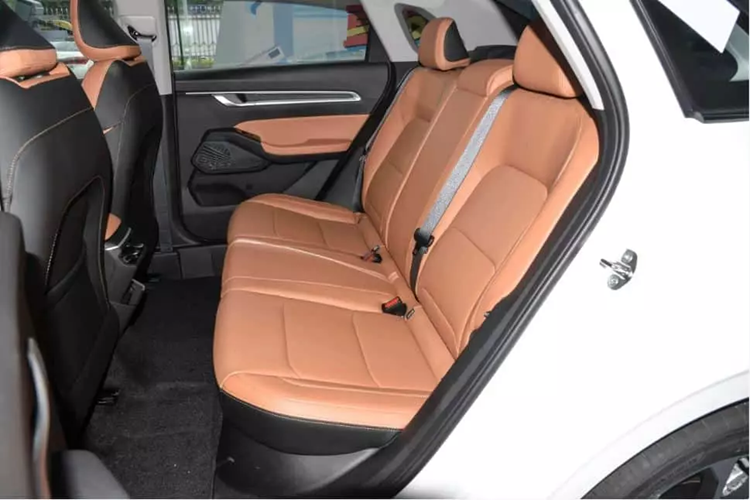 Hệ thống ô tô có những ứng dụng mới, hệ sinh thái thông minh không ngừng được nâng cấp. Ngoài ra, nó còn hỗ trợ điều khiển từ xa thông qua ứng dụng di động. Bảng điều khiển phụ lái có cửa thoát khí điều hòa tự động được trang trí bằng các chi tiết mạ crôm. Có móc rảnh tay trên viền cửa.