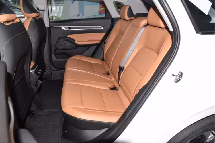 Hệ thống ô tô có những ứng dụng mới, hệ sinh thái thông minh không ngừng được nâng cấp. Ngoài ra, nó còn hỗ trợ điều khiển từ xa thông qua ứng dụng di động. Bảng điều khiển phụ lái có cửa thoát khí điều hòa tự động được trang trí bằng các chi tiết mạ crôm. Có móc rảnh tay trên viền cửa.