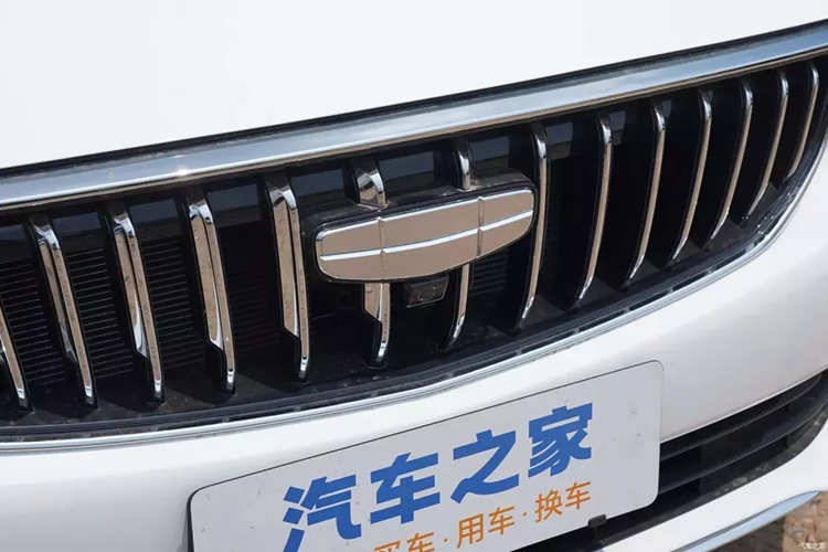 Vòng ra phần đuôi xe, nơi mà Geely Emgrand 2025 sử dụng bộ đèn hậu dạng xuyên thấu. Đồng thời, kết cấu các hốc đèn bên trái và bên phải xe rất phức tạp, không chỉ giúp tăng cảm giác về chiều sâu mà còn kéo dài hiệu ứng thị giác của đuôi xe, giúp dễ nhận biết hơn khi được chiếu sáng. Hệ số cản gió của xe là 0,27Cd.