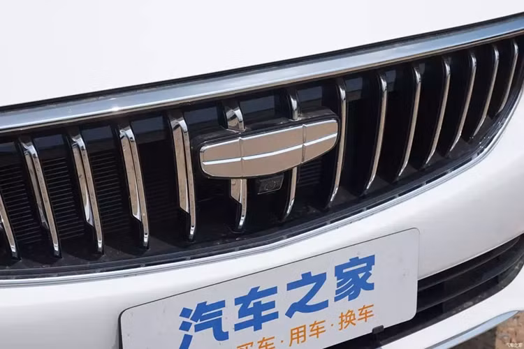 Vòng ra phần đuôi xe, nơi mà Geely Emgrand 2025 sử dụng bộ đèn hậu dạng xuyên thấu. Đồng thời, kết cấu các hốc đèn bên trái và bên phải xe rất phức tạp, không chỉ giúp tăng cảm giác về chiều sâu mà còn kéo dài hiệu ứng thị giác của đuôi xe, giúp dễ nhận biết hơn khi được chiếu sáng. Hệ số cản gió của xe là 0,27Cd.