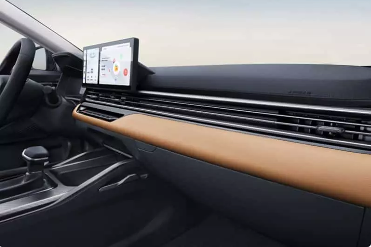 Bảng điều khiển trung tâm có ngăn chứa đồ hai lớp có thể chứa hai điện thoại di động. Về sức mạnh, xe mới Geely Emgrand 2025 sẽ tiếp tục được trang bị động cơ hút khí tự nhiên 1.5L với công suất tối đa 93 kilowatt, tương đương 127 mã lực và mô-men xoắn cực đại 152 Nm.