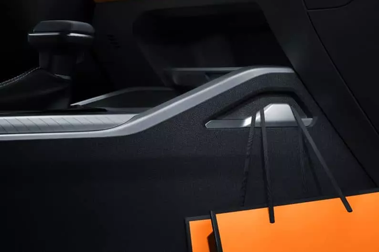 Hộp số kết hợp với hộp số biến thiên vô cấp CVT. Có thể thấy, chiếc xe Geely Emgrand 2025 là 1 mẫu xe bình cũ rượu cũng không có gì mới mẻ. Các tính năng của xe bao gồm kiểm soát hành trình, radar đỗ xe phía sau, hỗ trợ đỗ xe, hỗ trợ khởi hành ngang dốc