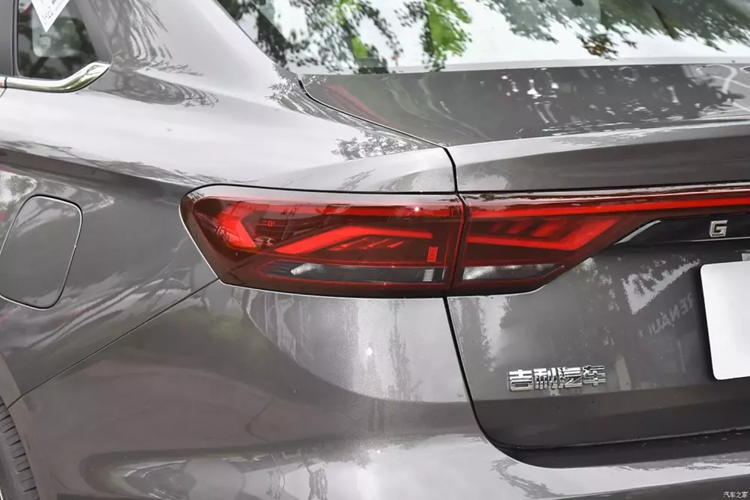 Được định vị là một mẫu sedan cỡ nhỏ nên kích thước của xe Geely Emgrand 2025 vẫn giữ nguyên so với mẫu xe hiện tại, xe có kích thước tổng thể bao gồm chiều dài, chiều rộng và chiều cao lần lượt sẽ là 4.638 mm x 1.820 mm x 1.460 mm, và chiều dài cơ sở đạt mức là 2.650 mm.