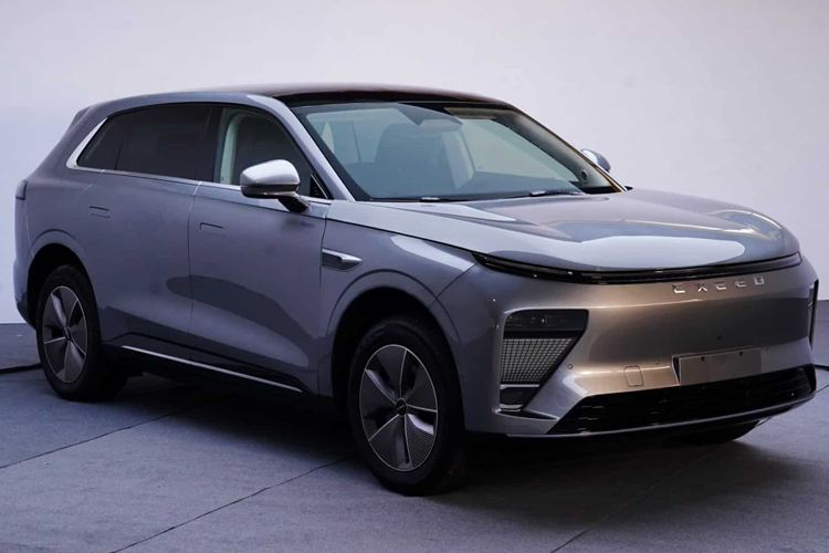 Xe có chiều dài 4955 mm, chiều rộng 1975 mm và chiều cao 1698 mm, với chiều dài cơ sở 3000 mm. Exeed Exlantix có màn hình thông tin giải trí nổi 15,6 inch và bảng đồng hồ kỹ thuật số 10,25 inch. Các nâng cấp tùy chọn bao gồm màn hình hiển thị HUD 23 inch cho một số mẫu xe, tăng thêm cảm giác cao cấp.