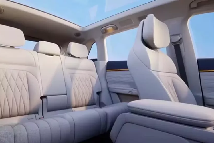 Hệ thống dẫn động 4 bánh Snow Leopard của nó cũng đảm bảo kiểm soát trượt điện tử chính xác với thời gian phản hồi dưới 0,05 giây, ngay cả trên bề mặt băng giá. Phạm vi kết hợp của chiếc xe là 1.500 km ấn tượng, với phạm vi hoàn toàn bằng điện là 240 km theo chu kỳ CLTC.