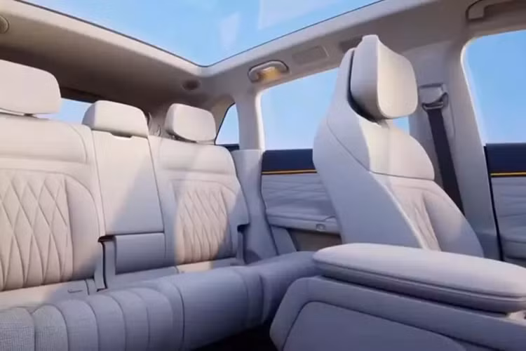 Hệ thống dẫn động 4 bánh Snow Leopard của nó cũng đảm bảo kiểm soát trượt điện tử chính xác với thời gian phản hồi dưới 0,05 giây, ngay cả trên bề mặt băng giá. Phạm vi kết hợp của chiếc xe là 1.500 km ấn tượng, với phạm vi hoàn toàn bằng điện là 240 km theo chu kỳ CLTC.