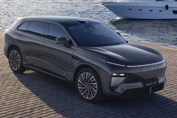 Nó cũng hỗ trợ sạc nhanh, chỉ cần 17,5 phút để sạc pin cho phạm vi bổ sung 144 km. Phiên bản mới của Exeed Exlantix ET chạy điện mới sẽ tiếp tục được xây dựng trên nền tảng điện E0X của Chery và kết hợp những cải tiến về cả hiệu suất và các tính năng sang trọng.