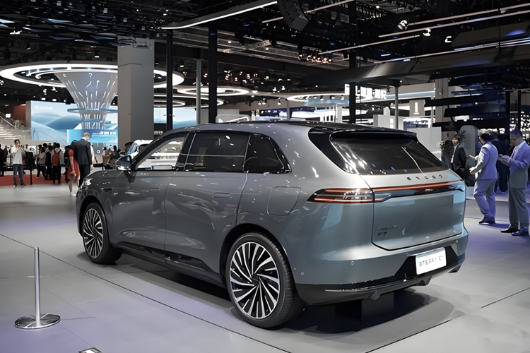 Cabin cung cấp chỗ ngồi được nâng cấp, hộp đựng găng tay điện tử thông minh và các tính năng lái xe thông minh cho các tình huống đô thị, đường cao tốc và đỗ xe. Chiếc xe sẽ có bốn tùy chọn màu nội thất và giới thiệu một màu ngoại thất mới, màu xám, kết hợp với bánh xe hợp kim 20 inch.