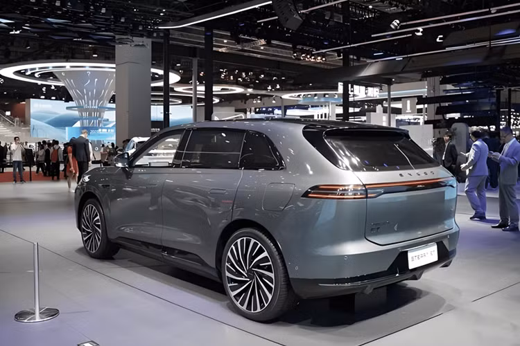 Cabin cung cấp chỗ ngồi được nâng cấp, hộp đựng găng tay điện tử thông minh và các tính năng lái xe thông minh cho các tình huống đô thị, đường cao tốc và đỗ xe. Chiếc xe sẽ có bốn tùy chọn màu nội thất và giới thiệu một màu ngoại thất mới, màu xám, kết hợp với bánh xe hợp kim 20 inch.