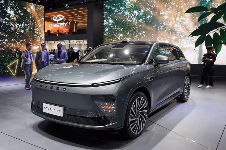 Dưới nắp ca-pô, Exeed Exlantix ET được trang bị bộ mở rộng phạm vi 1.5T kết hợp với động cơ điện kép. Chiếc xe tự hào có khả năng tăng tốc ấn tượng, đạt 0-100 km/h chỉ trong 4,8 giây.