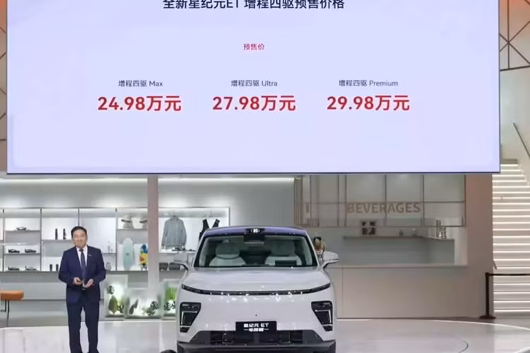 Với mức giá xe Exeed Exlantix ET 2025 từ 249.800 đến 299.800 nhân dân tệ (khoảng 34.600 đến 41.500 đô la, tương đương 821 triệu đến 985 triệu đồng), mẫu xe mới này dự kiến sẽ giao 5.000 chiếc đầu tiên vào ngày 31/12/2024. Phiên bản Exeed Exlantix ET 4WD vẫn giữ nguyên thiết kế của mẫu xe trước.