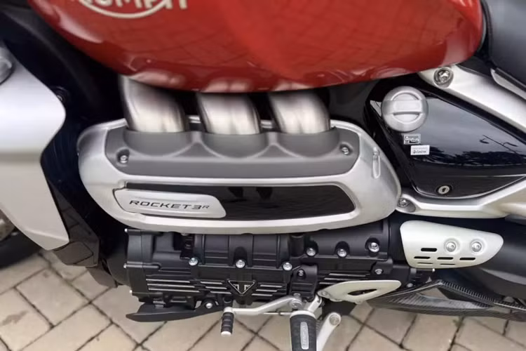 Chính vì vậy, mới đây, đại gia Quốc Vũ đã thanh lý bớt 1 chiếc xe môtô ít khi cầm lái ra đường. Đó là 1 chiếc siêu mô tô có động cơ rất khủng, với dung tích lên đến 2.458 cc, và chính là chiếc xe Triumph Rocket 3 R.