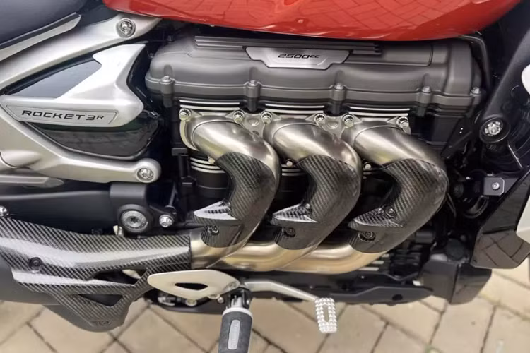 Theo thông tin từ người mua lại Triumph Rocket 3 R của chồng Đoàn Di Băng, chiếc xe này thuộc đời 2022, nhưng 2 năm qua, lăn bánh chỉ vỏn vẹn có đúng 1.000 km. Xe của đại gia này có màu sơn đỏ Korosi. Tại thị trường Việt Nam, giá xe Triumph Rocket 3 R bán chính hãng 869 triệu đồng, tương đương các mẫu xe hạng C.