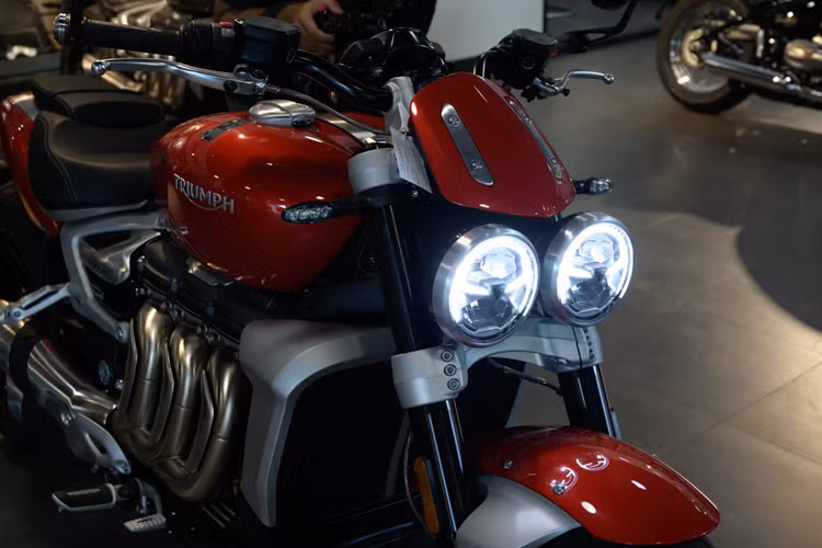 Trong đó khối động cơ 3 xi-lanh với thiết kế đặc biệt như trên xe hơi, dung tích 2.458 cc tạo ra công suất lên tới 165 mã lực tại 6.000 vòng/phút, mô-men xoắn tối đa cực cao tới 221Nm tại 4.000 vòng/phút. Ở thế hệ mới, chiếc xe đã được tinh chỉnh để giảm gần 20 kg chỉ còn 291 kg so với đời xe trước đây.