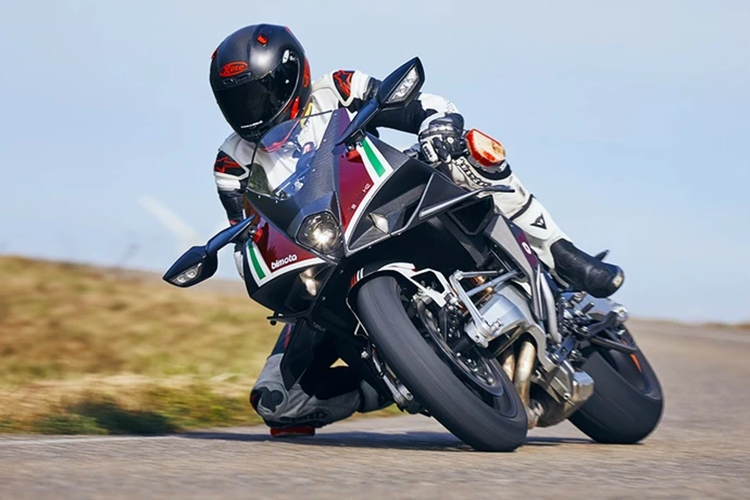 Theo đại diện đại lý Kawasaki, cho biết hãng chỉ đem về một chiếc siêu môtô Bimota Tesi H2 với bán dự kiến 2,2 tỷ đồng. Đại diện đại lý nói: "Xe được nhập khẩu từ Italy. Để đưa được xe về Việt Nam mất 4 tháng".