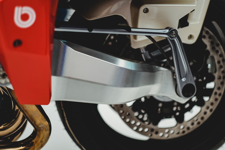 Bù lại, chi phí sản xuất dạng treo này tăng đáng kể nên không xuất hiện trên các dòng xe phổ thông. Thuộc dòng xe đặc biệt nên những trang bị trên mẫu xe này hầu hết đến từ các thương hiệu có tiếng như hệ thống phanh Brembo, giảm xóc Ohlins, mâm OZ Racing...