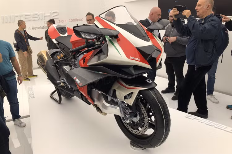 Bimota Tesi H2 là sản phẩm kết hợp giữa Bimota và Kawasaki. Xe gây chú ý với kiểu dáng lạ mắt, đặc biệt là hệ thống treo trước dạng gắp giống phía sau đi kèm công nghệ đánh lái trục trung tâm (hub-center). Ưu điểm của hệ thống treo này là tăng thêm độ ổn định, đặc biệt là khi phanh trong cua.