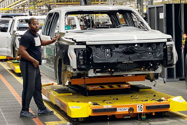 Ly do Ford cat giam san luong ban tai dien F-150 Lightning?