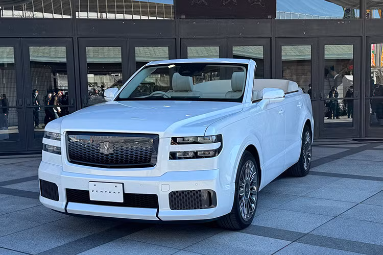 Chủ sở hữu dự định dùng chiếc Toyota Century Convertible SUV đầu tiên này sẽ sử dụng làm xe diễu hành trong các giải đấu sumo trong tương lai.