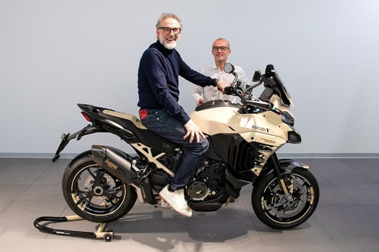 Chiếc xe môtô Ducati Multistrada V4 Pikes Peak Desert này nằm trong chương trình tùy chỉnh Ducati Unica, được công ty có trụ sở tại Bologna triển khai vào tháng 1/2022.