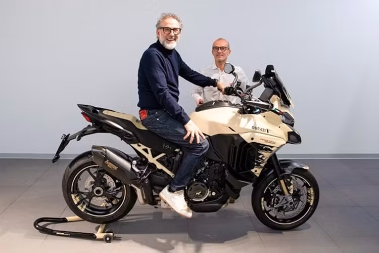 Chiếc xe môtô Ducati Multistrada V4 Pikes Peak Desert này nằm trong chương trình tùy chỉnh Ducati Unica, được công ty có trụ sở tại Bologna triển khai vào tháng 1/2022.