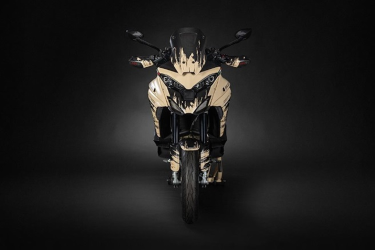 Khác với bản thường, Multistrada V4 Pikes Peak Desert còn có thanh chắn tay và tay cầm của Multistrada V4 RS. Chiiếc xe cũng mang đậm dấu ấn của vị đầu bếp Massimo Bottura với chữ ký của ông được đặt trên yên xe, đi cùng 3 ngôi sao Michelin.