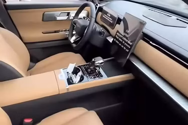 Tuy nhiên, Tiggo 7 Sport hướng đến người dùng đô thị nhiều hơn trong khi Tansuo 06 có hình ảnh ngoài trời nhiều hơn. Mặc dù Tiggo 7 Sport tập trung nhiều hơn vào đô thị nhưng nó có một ngăn chứa đồ được gắn giữa trụ C và trụ D ở phía bên trái của xe. Bên trong, hai chiếc xe gần như giống hệt nhau.