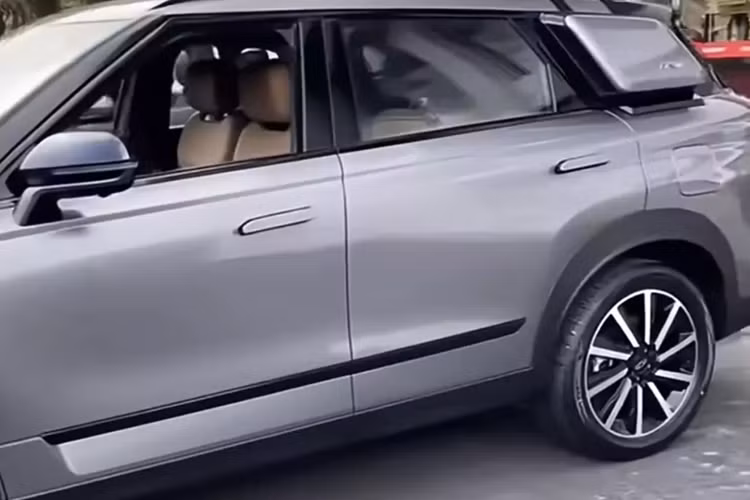 Sau cùng, đèn chạy ban ngày cũng tương tự như "đôi mắt" của Range Rover Evoque. Mặc dù được gọi là Chery Tiggo 7, nhưng phiên bản Sport không liên quan nhiều đến những chiếc xe khác mang tên Tiggo 7, mà lại giống Chery Tansuo 06 hơn, được biết đến ở thị trường Việt Nam với tên gọi Jaecoo J7.