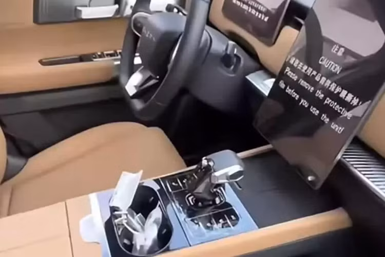 Trong đó, chiếc xe Chery Tiggo 7 Sport có bảng điều khiển nổi và màn hình thông tin giải trí lớn, cùng với bộ chọn chế độ lái to bản và hệ thống điều hòa không khí dạng xuyên suốt. Chi tiết về hệ thống truyền động của Chery Tiggo 7 Sport vẫn chưa được công bố, nhưng dự kiến chiếc xe sẽ có cùng thiết lập với Tansuo 06.