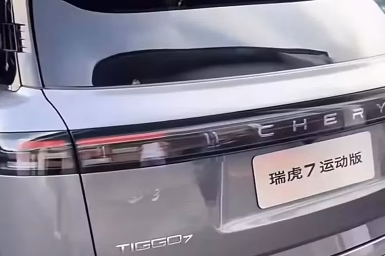 Theo thông tin mới nhất của Bộ Công nghiệp và Công nghệ thông tin Trung Quốc, chúng ta có thể thấy rằng Chery Tansuo 06 cung cấp thiết kế mặt trước tương tự như một tùy chọn cho Tiggo 7 Sport. Ở hai bên, hai chiếc xe rất giống nhau với tay nắm cửa ẩn và giá để đồ trên nóc xe.