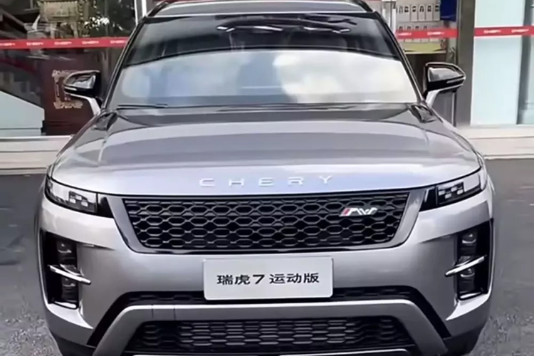 Truyền thông Trung Quốc cho biết xe SUV Chery Tiggo 7 Sport 2025 sẽ ra mắt vào tháng 9 và đã có mặt tại các đại lý. Điểm giống nhất của Chery Tiggo 7 Sport với Land Rover là ở phía trước. Lưới tản nhiệt gần như có thể được "sao y bản chính" từ xe địa hình Anh, nhưng nó được làm mới thêm bởi thiết kế cửa hút gió và cản xe hẹp cùng tấm chắn bùn.
