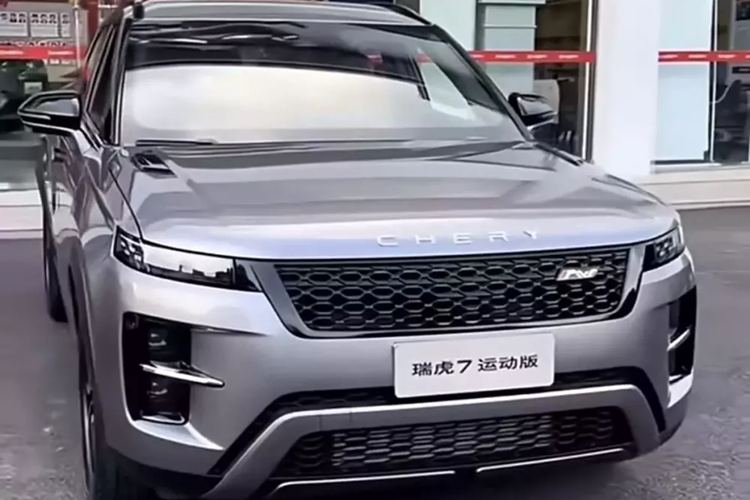 Việc 1 số hãng xe Trung Quốc "nhái" thiết kế xe nổi tiếng đến đã không còn là chuyện lạ, tuy nhiên vài năm gần đây đã có 1 cuộc càn quét vấn nạn sao chép này và dường như đã kết thúc. Nhưng bất ngờ là mới đây, hình ảnh Chery Tiggo 7 Sport 2025 mới đã cho thấy nó trông khá giống Range Rover một cách đáng ngờ.
