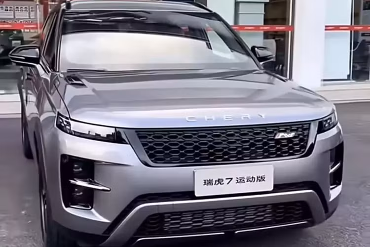 Việc 1 số hãng xe Trung Quốc "nhái" thiết kế xe nổi tiếng đến đã không còn là chuyện lạ, tuy nhiên vài năm gần đây đã có 1 cuộc càn quét vấn nạn sao chép này và dường như đã kết thúc. Nhưng bất ngờ là mới đây, hình ảnh Chery Tiggo 7 Sport 2025 mới đã cho thấy nó trông khá giống Range Rover một cách đáng ngờ.