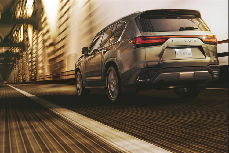 Theo đó, xe có kích thước dài x rộng x cao lần lượt 5.100 x 1.990 x 1.865 mm và chiều dài cơ sở 2.850 mm. Tuy nhiên, do dùng động cơ hybrid nên Lexus LX 700h 2025 nặng hơn 120 kg so với LX 600, đạt trọng lượng đạt 2,78 tấn. Hiện chưa rõ hãng Lexus có kế hoạch giới thiệu LX 700h mới ở thị trường Việt Nam hay không.