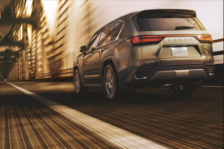 Theo đó, xe có kích thước dài x rộng x cao lần lượt 5.100 x 1.990 x 1.865 mm và chiều dài cơ sở 2.850 mm. Tuy nhiên, do dùng động cơ hybrid nên Lexus LX 700h 2025 nặng hơn 120 kg so với LX 600, đạt trọng lượng đạt 2,78 tấn. Hiện chưa rõ hãng Lexus có kế hoạch giới thiệu LX 700h mới ở thị trường Việt Nam hay không.