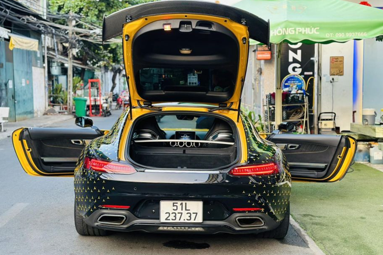 Dòng xe thể thao Mercedes-AMG GT S được trang bị động cơ V8, tăng áp kép, dung tích 4,0 lít, sản sinh công suất tối đa 510 mã lực tại vòng tua máy 6.250 vòng/phút và mô-men xoắn cực đại 650 Nm, trong khoảng vòng tua 1.750 đến 4.750 vòng/phút.