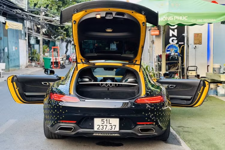 Dòng xe thể thao Mercedes-AMG GT S được trang bị động cơ V8, tăng áp kép, dung tích 4,0 lít, sản sinh công suất tối đa 510 mã lực tại vòng tua máy 6.250 vòng/phút và mô-men xoắn cực đại 650 Nm, trong khoảng vòng tua 1.750 đến 4.750 vòng/phút.