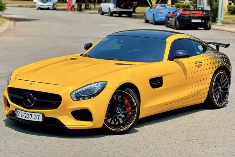 Mới đây, thông tin về việc một chiếc xe thể thao Mercedes-AMG GT S đời 2015 được chào bán với mức giá từ 5 tỷ đồng đã nhận được sự quan tâm của nhiều người, thú vị hơn, xe đã được làm mới ngoại thất với 2 màu vàng-đen rất thời trang, biển số cũng là đấu giá.
