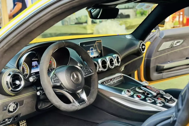 Thông tin người bán trước đó cho biết, chiếc xe thể thao Mercedes-AMG GT S này thuộc đời 2015, đã chạy được hơn 13.000 km, đây chính là xe đã được nhập khẩu chính hãng vào năm 2015, nhưng phải 3 năm sau, mới tìm thấy chủ nhân. Mức giá xe Mercedes-AMG GT S 2015 khi mới về nước bán ra là 8,26 tỷ đồng, chưa bao gồm lăn bánh.