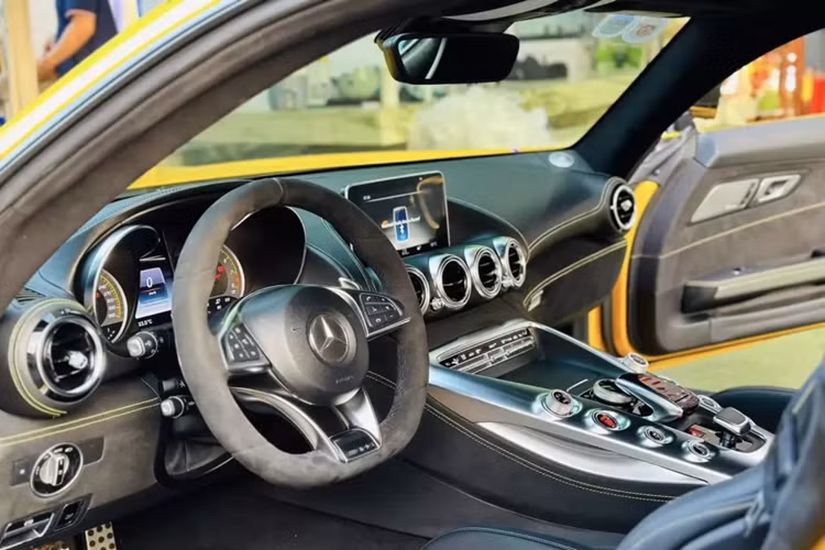 Thông tin người bán trước đó cho biết, chiếc xe thể thao Mercedes-AMG GT S này thuộc đời 2015, đã chạy được hơn 13.000 km, đây chính là xe đã được nhập khẩu chính hãng vào năm 2015, nhưng phải 3 năm sau, mới tìm thấy chủ nhân. Mức giá xe Mercedes-AMG GT S 2015 khi mới về nước bán ra là 8,26 tỷ đồng, chưa bao gồm lăn bánh.