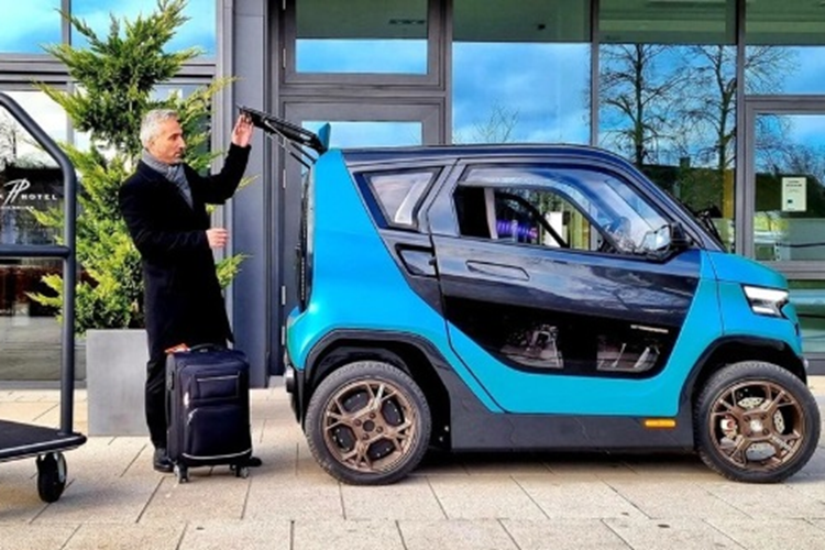 Xe điện CT-2 này có thể chứa được hai người ngồi song song hoặc có thể được sử dụng để giao hàng cũng như các hoạt động kinh doanh khác. Nếu gập hàng ghế sau, xe có khoang hành lý lên đến 350 lít.