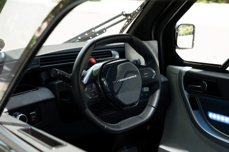 Khi ở kích thước lớn, CT-2 có thể đạt vận tốc tối đa 90km/h và nếu bị thu gọn lại, xe sẽ có vận tốc tối đa chỉ 45km/h. Xe có thể tăng tốc từ 0 - 50 km/h trong vòng 5 giây. Chiếc xe này có phạm vi hoạt động từ 120 - 180 km chỉ trong một lần sạc.