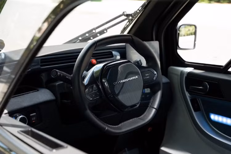 Khi ở kích thước lớn, CT-2 có thể đạt vận tốc tối đa 90km/h và nếu bị thu gọn lại, xe sẽ có vận tốc tối đa chỉ 45km/h. Xe có thể tăng tốc từ 0 - 50 km/h trong vòng 5 giây. Chiếc xe này có phạm vi hoạt động từ 120 - 180 km chỉ trong một lần sạc.