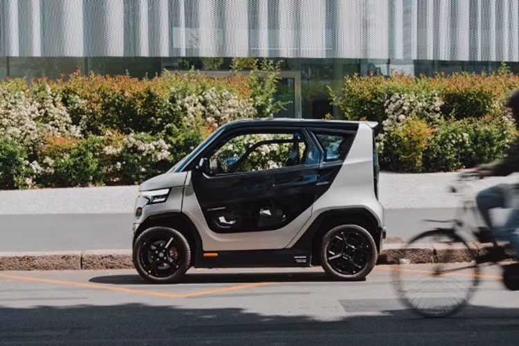 Theo công bố của nhà sản xuất, CT-2 có bộ pin nhẹ hơn 70% so với các loại xe điện khác. Điều này có nghĩa hãng cũng sử dụng ít năng lượng để sản xuất và hạn chế tối đa việc phát thải các chất độc hại ra môi trường.