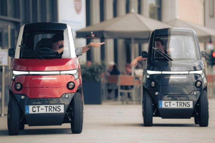 Chiếc City Transformer CT-2 chạy điện cũng được hoàn thiện từ các vật liệu thân thiện với môi trường nhằm hạn chế xả thải carbon trong quá trình sản xuất. Xe chỉ được trang bị 2 cửa, giúp tiết kiệm tối đa chi phí sản xuất. Đồng thời cửa xe là dạng cắt kéo nhìn khá hiện đại và cá tính.