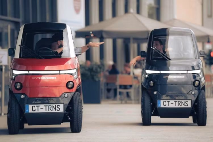 Chiếc City Transformer CT-2 chạy điện cũng được hoàn thiện từ các vật liệu thân thiện với môi trường nhằm hạn chế xả thải carbon trong quá trình sản xuất. Xe chỉ được trang bị 2 cửa, giúp tiết kiệm tối đa chi phí sản xuất. Đồng thời cửa xe là dạng cắt kéo nhìn khá hiện đại và cá tính.